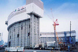 高所でのコンクリート工事の足場、型枠作業---「さいたまスーパーアリーナ 半円形駆体」OSF工法 高所でのコンクリート工事の足場、型枠作業---「さいたまスーパーアリーナ 半円形駆体」OSF工法