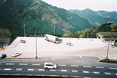 写真：斜面上の空間を使用した事例(クリックで拡大)